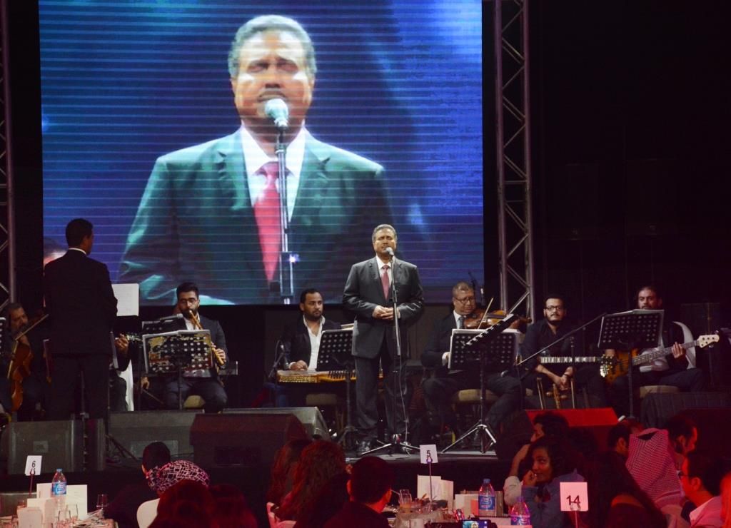 بالصور.. محمد عبده يقدم "عالى السكوت وخواف" فى أقوى حفلاته بالقاهرة