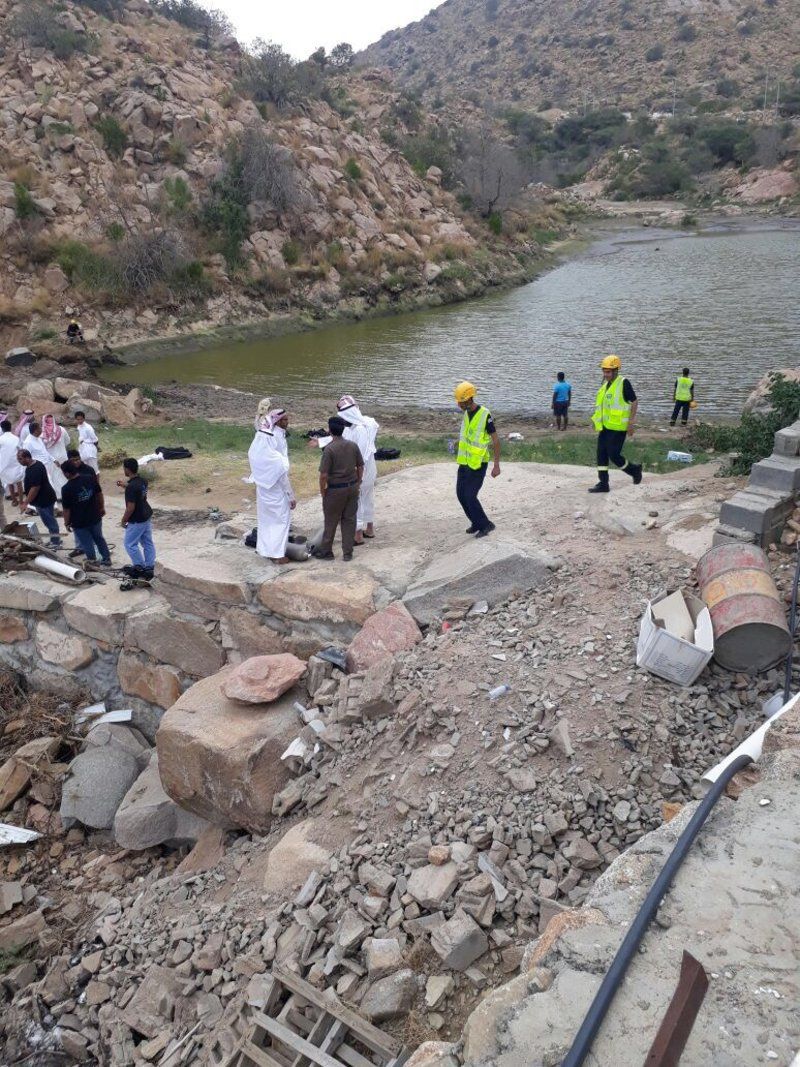 بالصور.. الغواصات والمعدات تستنفر للبحث عن الطفل "عبد المحسن" بالطائف