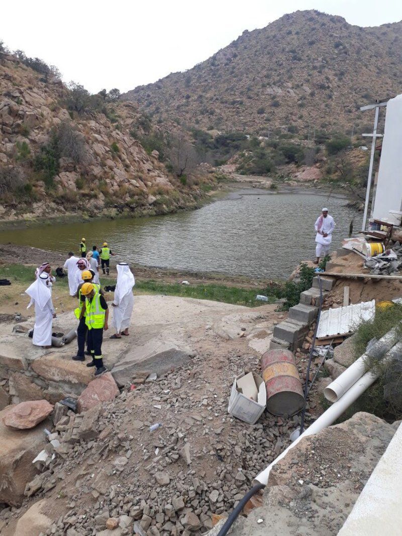 بالصور.. الغواصات والمعدات تستنفر للبحث عن الطفل "عبد المحسن" بالطائف