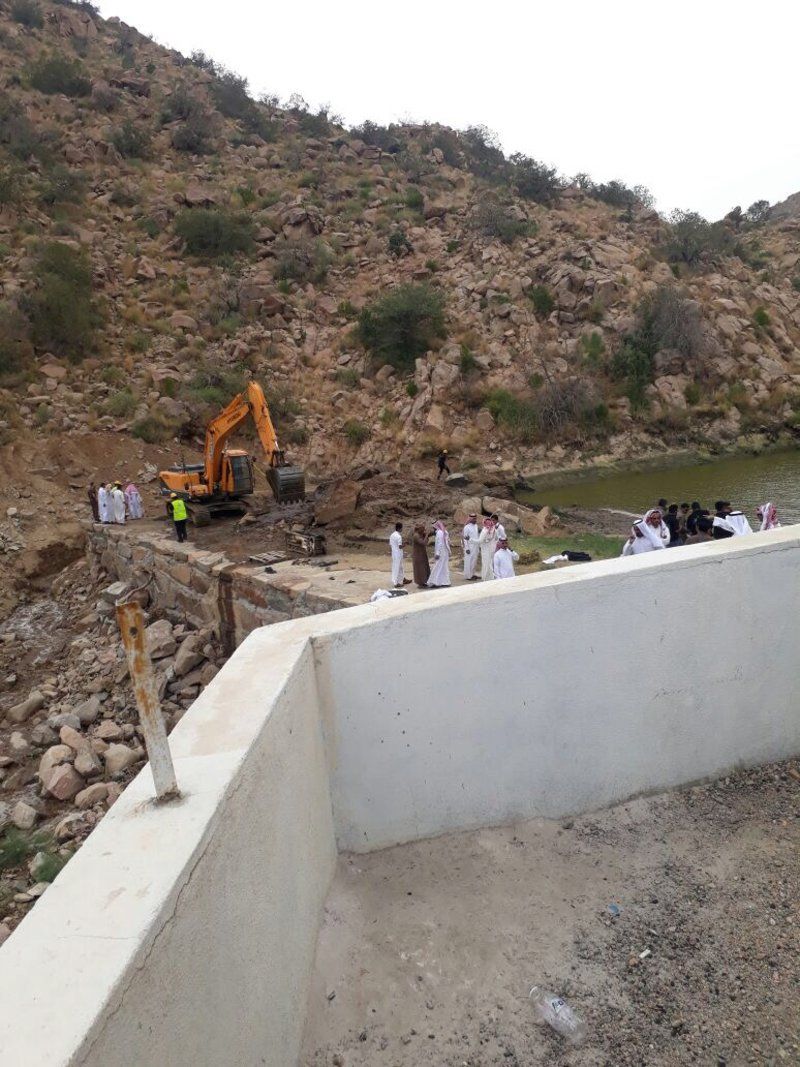 بالصور.. الغواصات والمعدات تستنفر للبحث عن الطفل "عبد المحسن" بالطائف