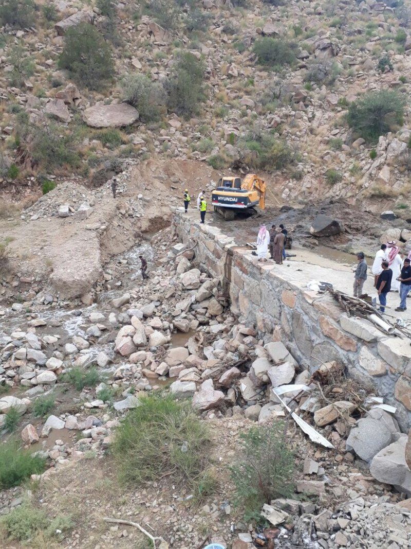 بالصور.. الغواصات والمعدات تستنفر للبحث عن الطفل "عبد المحسن" بالطائف