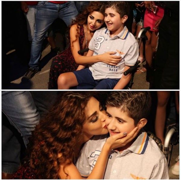 طفل معاق يجبر ميريام فارس للنزول من على المسرح!.. صور