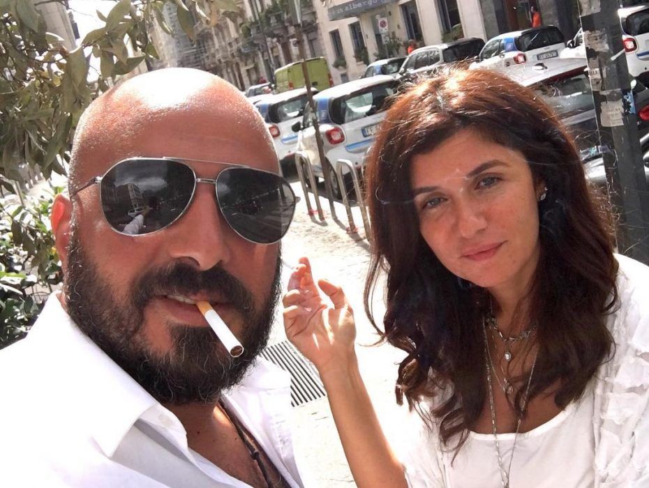 بعد مايوه نيللى كريم.. غادة عادل بـ"السيجارة" مع زوجها في ميلانو