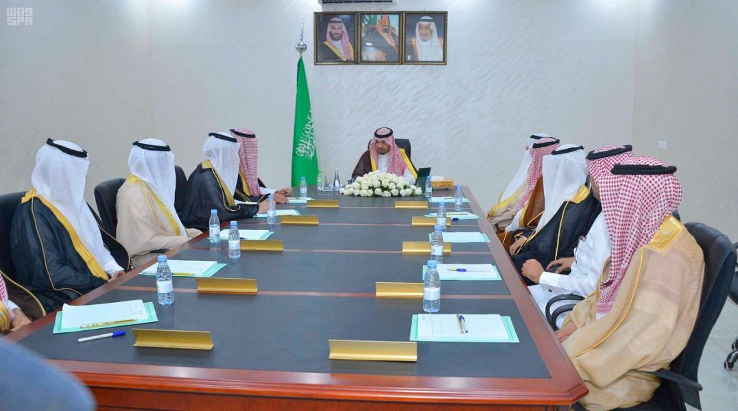 أمير الحدود الشمالية يوجه بتسريع إنجاز المشروعات بالمنطقة