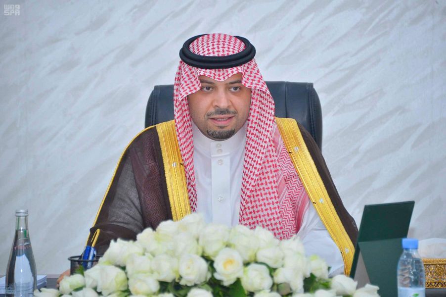 أمير الحدود الشمالية يوجه بتسريع إنجاز المشروعات بالمنطقة