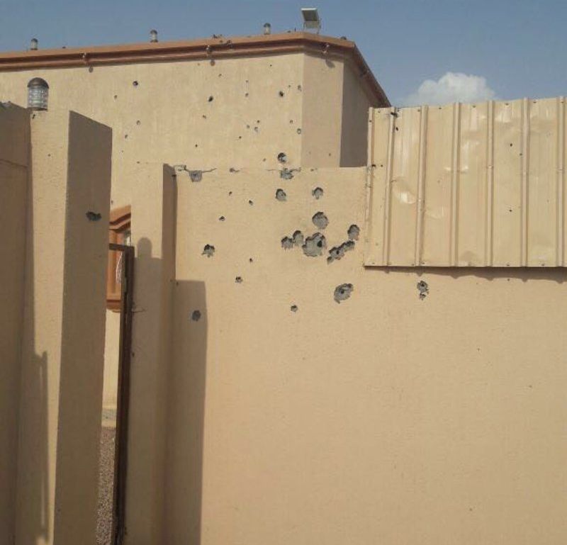 بالصور.. مقذوفات حوثية تستهدف حياً سكنياً في نجران