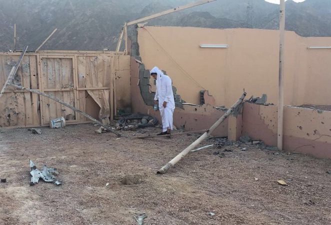بالصور.. مقذوفات حوثية تستهدف حياً سكنياً في نجران