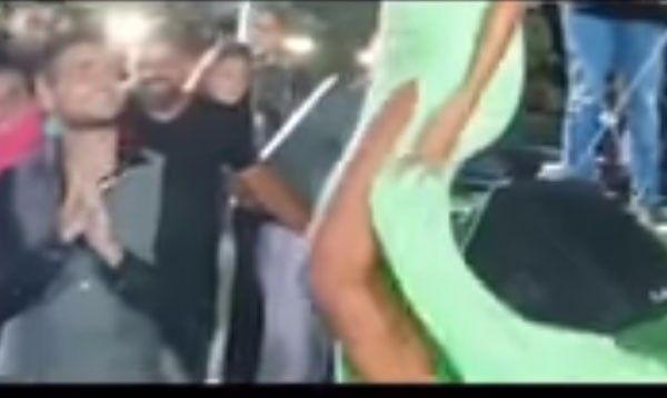 فتاة تتحرش بمايا دياب جسدياً على المسرح!.. صور