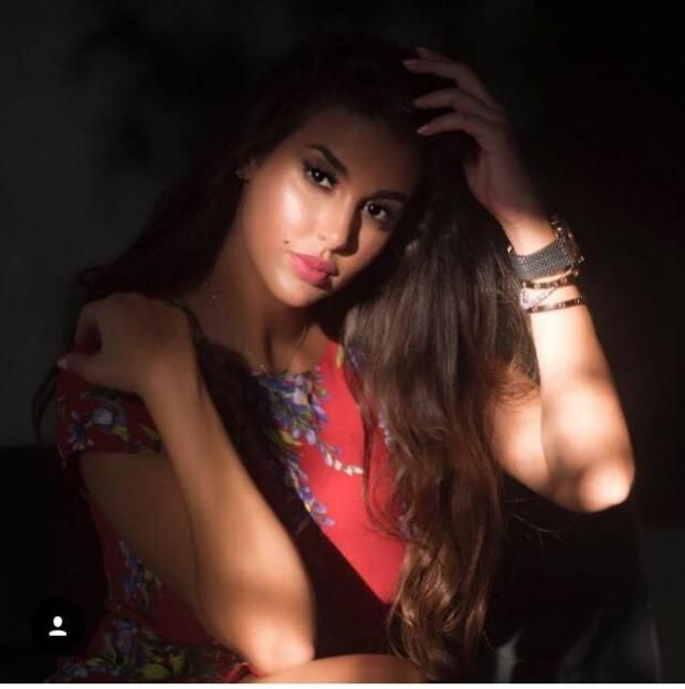 بالصور| إطلالة جذابة للفنانة ياسمين صبري بـ"فستان برتقالي"