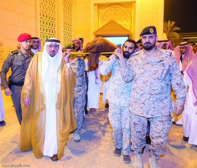 فيصل بن مشعل يؤدي الصلاة على شهداء الواجب بالقصيم