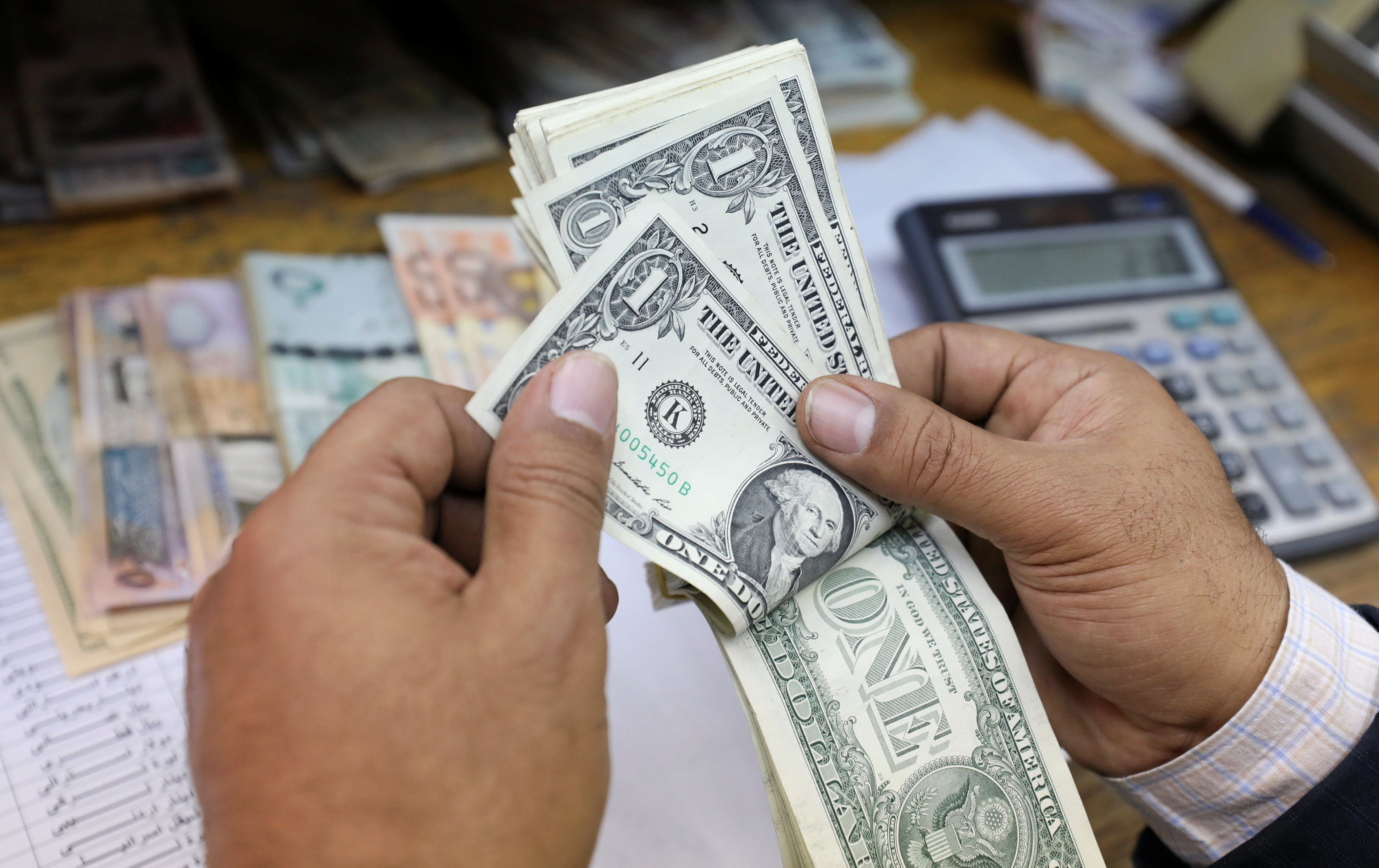 سعر الدولار اليوم السبت 26-8-2017 والعملة الأمريكية تستقر