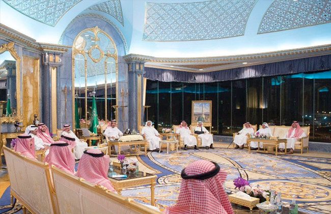 بالصور.. خادم الحرمين الشريفين يصل إلى "منى" ليشرف على راحة الحجاج
