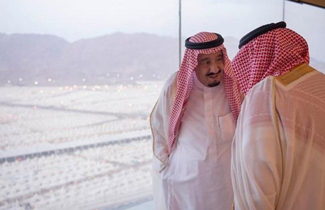 بالصور.. خادم الحرمين الشريفين يصل إلى "منى" ليشرف على راحة الحجاج