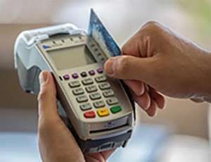 "مدى" تُحذّر من السماح للبائع بتمرير بطاقتك البنكية على جهاز الدفع