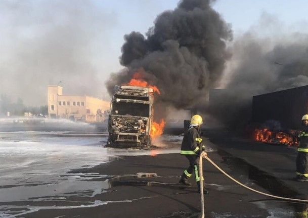 «مدني الشرقية» يكشف تفاصيل حريق شاحنات «الجبيل» وتفحم مقيم آسيوي