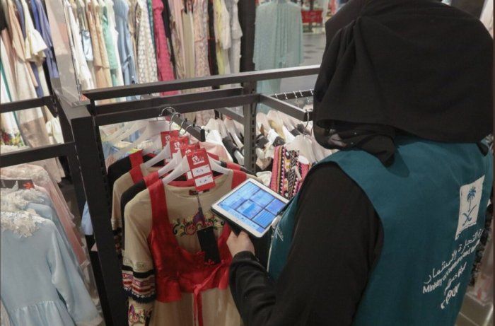 بالصور.. وزارة التجارة تخصص فريقاً نسائياً لمراقبة الأسواق لأول مرة