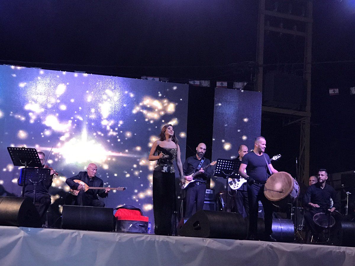 بالصور- نجوى كرم ترفع راية النصر من “راس بعلبك” وتحتفل مع الشعب