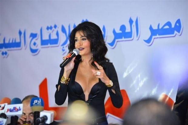بالصور| غادة عبدالرازق تثير الجدل بإطلالة جريئة.. وتعليقات: "أنت تاني"