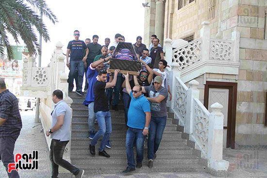 بدء صلاة الجنازة على الممثلة داليا التونى بمسجد الحصرى