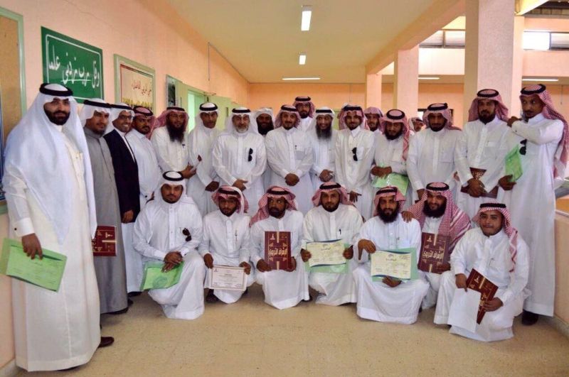 مساعد مدير التعليم بسراة عبيدة يكرم آل هطلاء والحسنيه كمعلمين متميزين