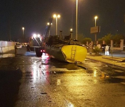 بالصور.. صهريج يسحق لكزس في حي النسيم بجدة