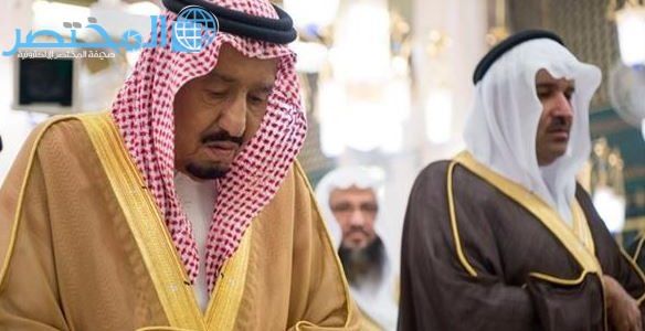 شاهد.. الملك سلمان يزور المسجد النبوي ويصلي في الروضة الشريفة.. ويتسلم “مصحفاً نادراً”