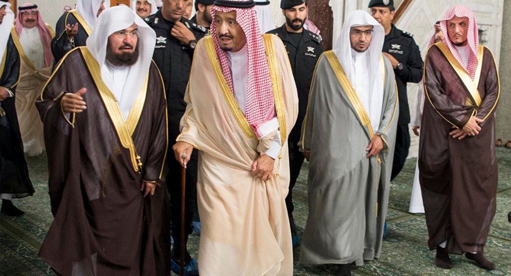مسؤول سعودي: الملك سلمان لن يتنازل عن العرش لولي العهد