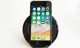 تحديث iOS 11.2 يسرع من الشحن اللاسلكي في هواتف آيفون الجديدة