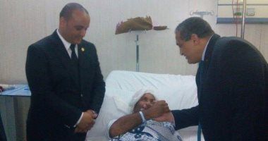 صور.. النائب عمر وطنى يزور مصابى حادث مسجد الروضة الإرهابى بمعهد ناصر