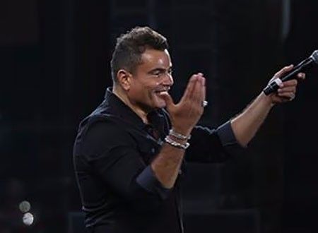 عمرو دياب يشعل غضب جمهوره بإحيائه حفل بعد حادث مسجد الروضة بساعات.. شاهد