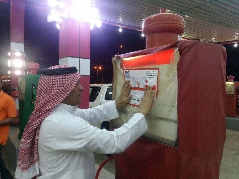 بالصور.. إغلاق 11 مضخة وقود في القوز تلاعبت بعدادت البنزين