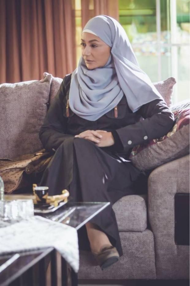 بالصور| ليلى علوي ترتدي الحجاب لأول مرة