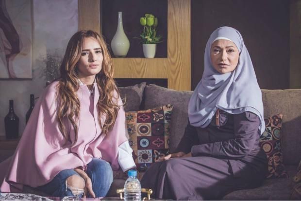بالصور| ليلى علوي ترتدي الحجاب لأول مرة