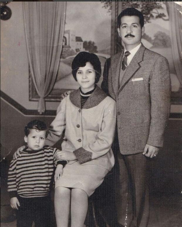 شريف منير يستعيد ذكريات الطفولة بصورة مع أبويه