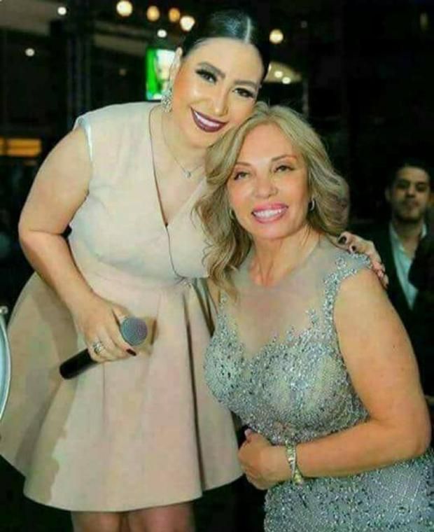 "شبيهة رجاء حسين" تشعل "فيس بوك".. ونشطاء: "يخلق من الشبه 40"