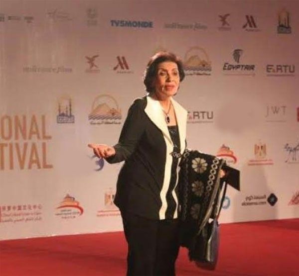 صورة شبيهة رجاء حسين تثير غضبها.. شاهد