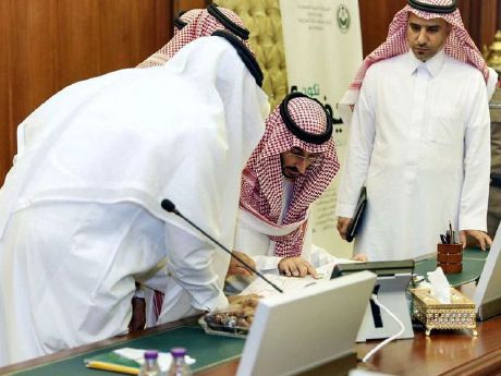 عبدالله بن بندر يلوح بسحب الواجهة البحرية في رابغ على رغم اكتماله