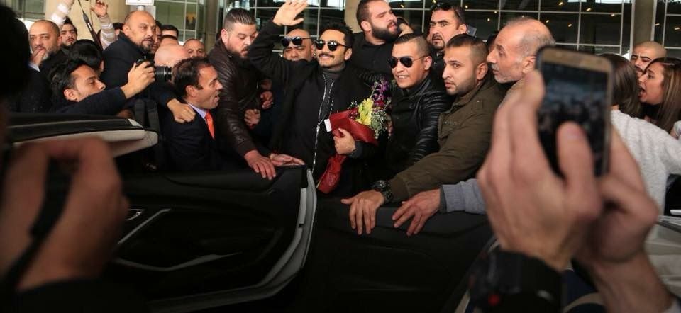 جمهور تامر حسني يغلق مطار الأردن خلال استقباله