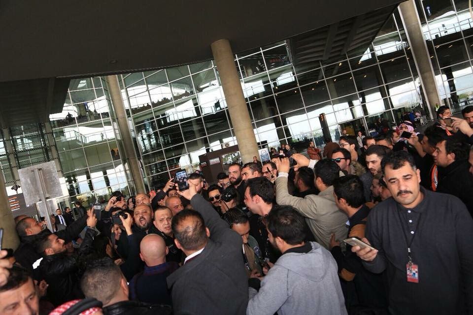 جمهور تامر حسني يغلق مطار الأردن خلال استقباله