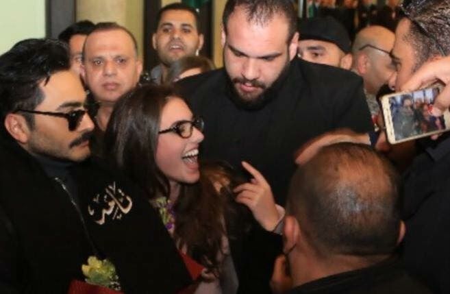 جمهور تامر حسني يغلق مطار الأردن خلال استقباله