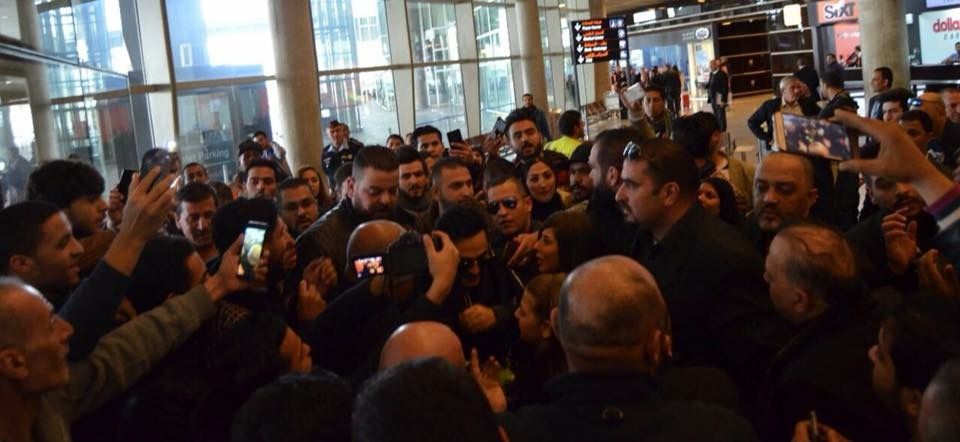 جمهور تامر حسني يغلق مطار الأردن خلال استقباله
