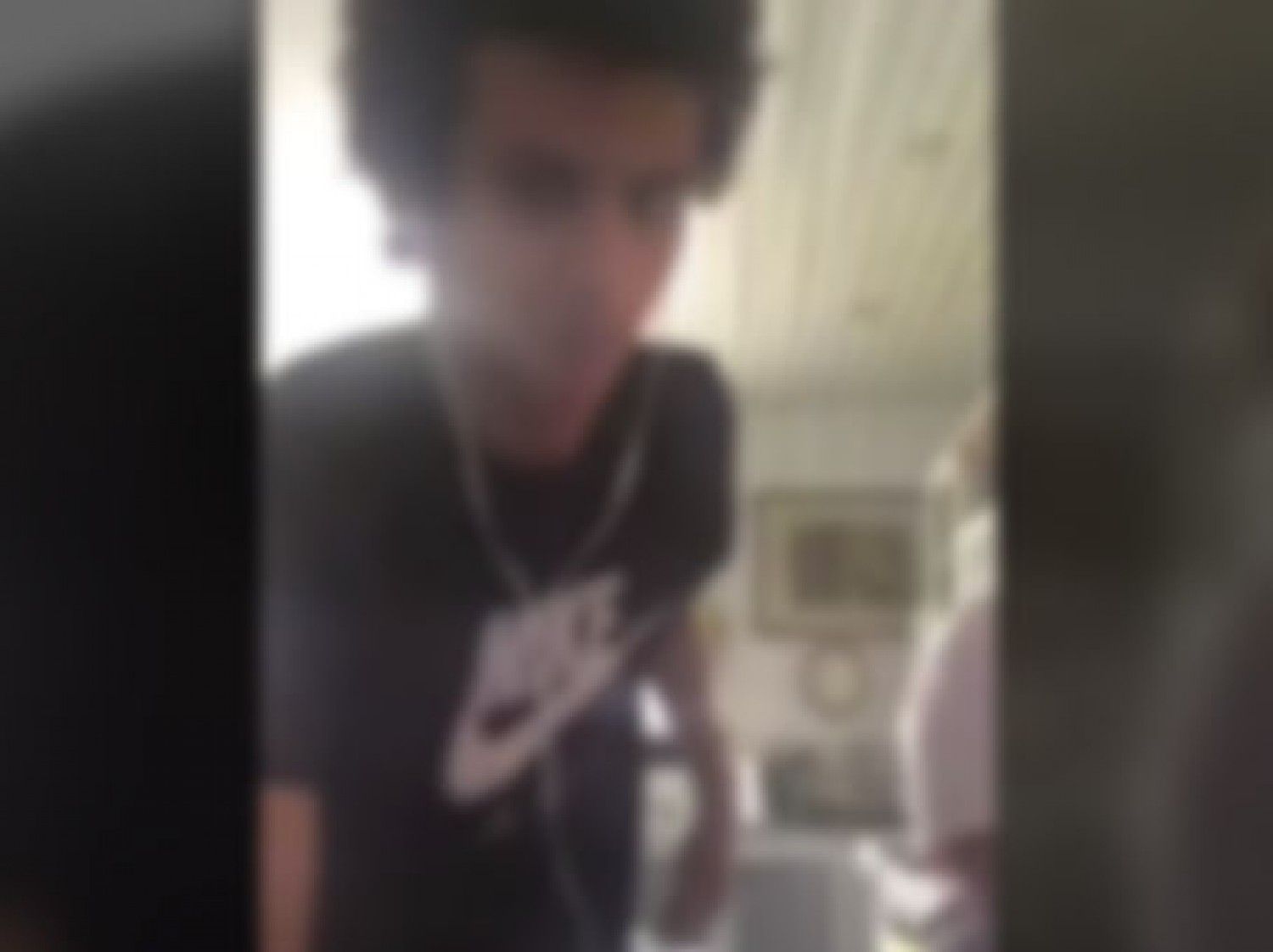 مقطع لشاب يتحرش جنسياً بخادمة.. ومطالبات بالقبض عليه فوراً