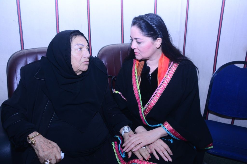 صور - اعتماد خورشيد تتلقي واجب العزاء في نجلها