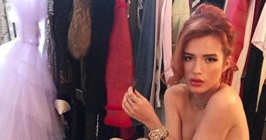 بيلا ثرون تنهى عام 2017 بصورة "عارية" استفزت محبيها.. اعرف التفاصيل
