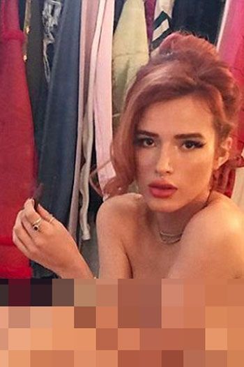 بيلا ثرون تنهى عام 2017 بصورة "عارية" استفزت محبيها.. اعرف التفاصيل