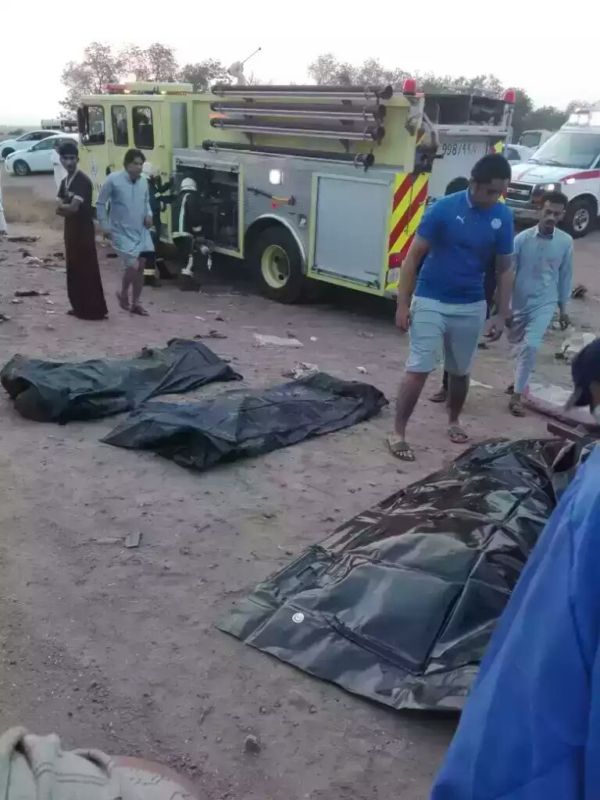 بالصور.. تصادم كامري وبيكب يقتل ويصيب 20 في جازان