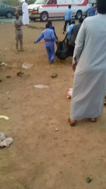 بالصور.. تصادم كامري وبيكب يقتل ويصيب 20 في جازان