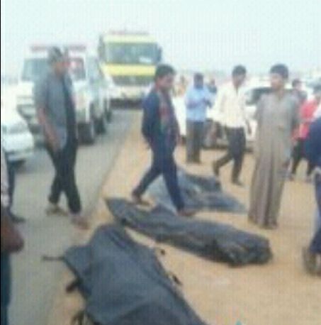 بالصور.. تصادم كامري وبيكب يقتل ويصيب 20 في جازان