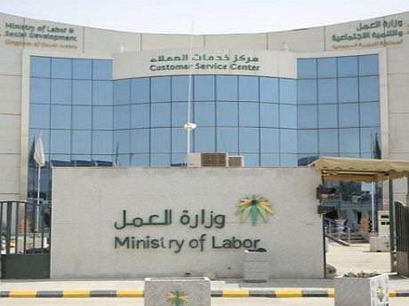 «العمل والتنمية» تطبق قرار التوطين في منافذ تأجير السيارات رجب المقبل