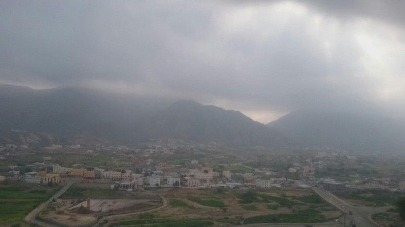 سماء غائمة وعوالق ترابية تحجب الرؤية على هذه المناطق